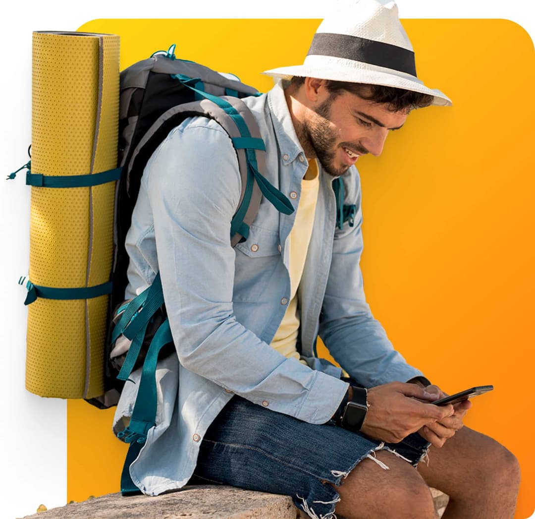 Viajero con mochila usando su teléfono